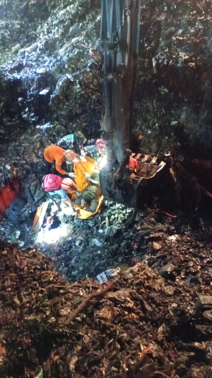 Longsor terjadi di Zona 4 TPA Bantargebang, Kota Bekasi, Minggu (8/3) pukul 13.00 WIB yang menyebabkan material longsoran menimbun area sekitar. Tim gabungan melakukan evakuasi dan pencarian di lokasi, sementara masyarakat diimbau tetap waspada terhadap potensi longsor susulan akibat cuaca hujan.