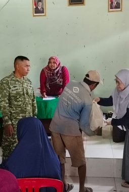 Koramil Panjang dan Yayasan Bakrie Amanah Bagikan Sembako untuk Dhuafa dan Korban Banjir