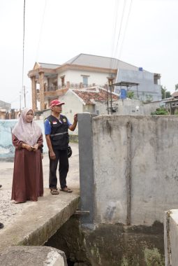 Wali Kota Eva Dwiana Tinjau Aliran Sungai dan Drainase di Perumahan Pujangga Alam