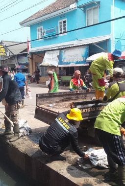 Petugas Tetap Bekerja di Hari Libur, Pemkot Bandar Lampung Genjot Normalisasi Drainase