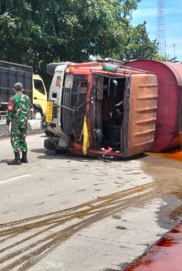 Babinsa Sigap Tangani Kecelakaan Truk Sawit di Bandar Lampung, Evakuasi Cepat Cegah Korban Jiwa