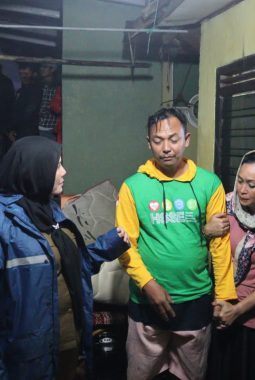 Di Tengah Hujan Deras, Eva Dwiana Sambangi Keluarga Korban Banjir Bandang