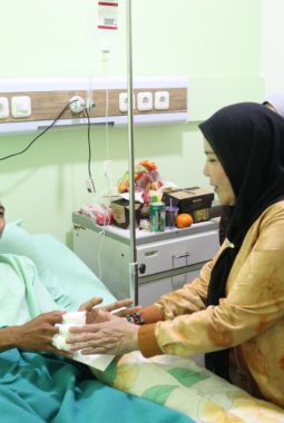 Wali Kota Eva Dwiana Jenguk Petugas BPBD Korban Kecelakaan Kerja, Beri Bantuan Rp15 Juta dan Umroh