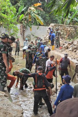 Pemkot Bandar Lampung Bersama TNI Percepat Normalisasi Sungai di Way Halim Usai Banjir