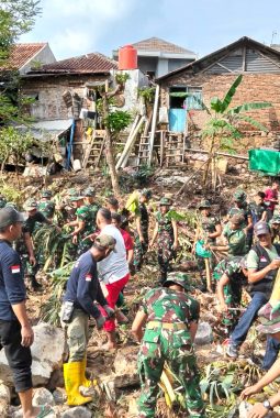 Babinsa Garuntang Pimpin Aksi Bersih Sungai Pascabanjir, Pemkot Apresiasi