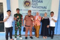 Camat Merbau Mataram, Ricky Randa Belpama, melakukan inspeksi mendadak dan pembinaan langsung di Dapur Satuan Pelayanan Pemenuhan Gizi di Desa Mekar Jaya. Selasa (21/4/2026), Doc. Istimewa.