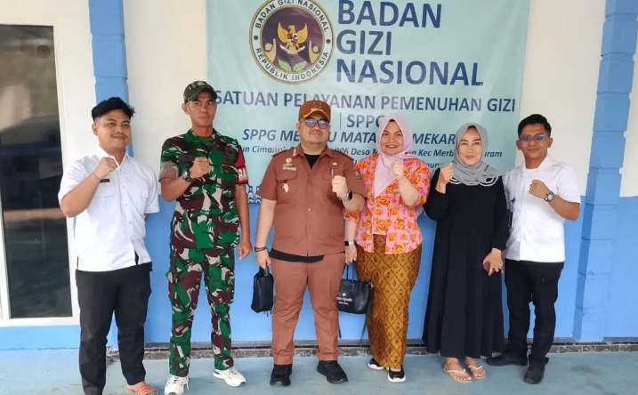 Camat Merbau Mataram, Ricky Randa Belpama, melakukan inspeksi mendadak dan pembinaan langsung di Dapur Satuan Pelayanan Pemenuhan Gizi di Desa Mekar Jaya. Selasa (21/4/2026), Doc. Istimewa.