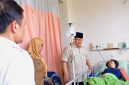 Presiden Prabowo Subianto menjenguk korban kecelakaan tabrakan kereta api yang dirawat di RSUD dr. Chasbullah Abdulmadjid Kota Bekasi, pada Selasa pagi, 28 April 2026. Foto: BPMI Setpres/Rusman