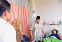 Presiden Prabowo Subianto menjenguk korban kecelakaan tabrakan kereta api yang dirawat di RSUD dr. Chasbullah Abdulmadjid Kota Bekasi, pada Selasa pagi, 28 April 2026. Foto: BPMI Setpres/Rusman