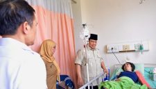 Presiden Prabowo Subianto menjenguk korban kecelakaan tabrakan kereta api yang dirawat di RSUD dr. Chasbullah Abdulmadjid Kota Bekasi, pada Selasa pagi, 28 April 2026. Foto: BPMI Setpres/Rusman