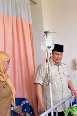 Presiden Prabowo Jenguk Korban Tabrakan Kereta di Bekasi, Perintahkan Evaluasi Keselamatan