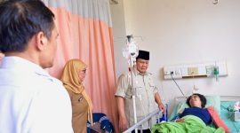Presiden Prabowo Subianto menjenguk korban kecelakaan tabrakan kereta api yang dirawat di RSUD dr. Chasbullah Abdulmadjid Kota Bekasi, pada Selasa pagi, 28 April 2026. Foto: BPMI Setpres/Rusman