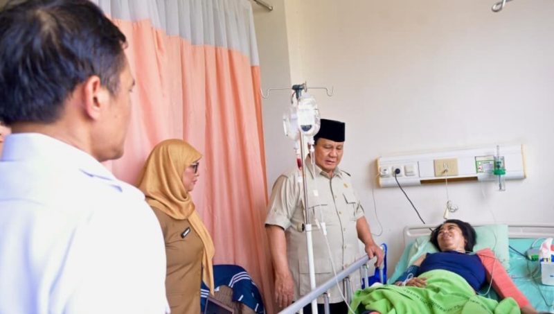 Presiden Prabowo Subianto menjenguk korban kecelakaan tabrakan kereta api yang dirawat di RSUD dr. Chasbullah Abdulmadjid Kota Bekasi, pada Selasa pagi, 28 April 2026. Foto: BPMI Setpres/Rusman