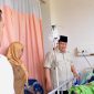 Presiden Prabowo Subianto menjenguk korban kecelakaan tabrakan kereta api yang dirawat di RSUD dr. Chasbullah Abdulmadjid Kota Bekasi, pada Selasa pagi, 28 April 2026. Foto: BPMI Setpres/Rusman