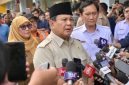 Presiden Prabowo Subianto memberikan keterangan pers kepada awak media di RSUD dr. Chasbullah Abdulmadjid, Kota Bekasi, pada Selasa, 28 April 2026. Foto: BPMI Setpres/Rusman