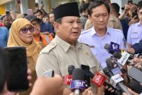 Presiden Prabowo Subianto memberikan keterangan pers kepada awak media di RSUD dr. Chasbullah Abdulmadjid, Kota Bekasi, pada Selasa, 28 April 2026. Foto: BPMI Setpres/Rusman