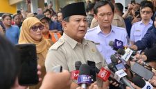 Presiden Prabowo Subianto memberikan keterangan pers kepada awak media di RSUD dr. Chasbullah Abdulmadjid, Kota Bekasi, pada Selasa, 28 April 2026. Foto: BPMI Setpres/Rusman