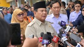 Presiden Prabowo Subianto memberikan keterangan pers kepada awak media di RSUD dr. Chasbullah Abdulmadjid, Kota Bekasi, pada Selasa, 28 April 2026. Foto: BPMI Setpres/Rusman