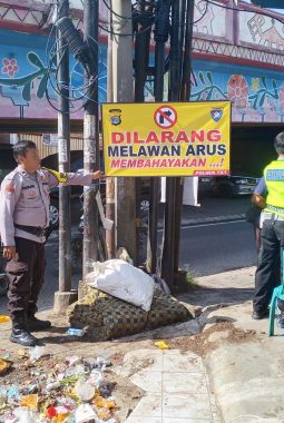 Polisi Pasang Banner Larangan Lawan Arus di Simpang Pasar Tugu Bandar Lampung