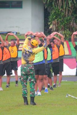 Jaga Profesionalisme Prajurit, Babinsa Kodim 0410/KBL Jalani Kesemaptaan Jasmani di Yonif 143/TWEJ