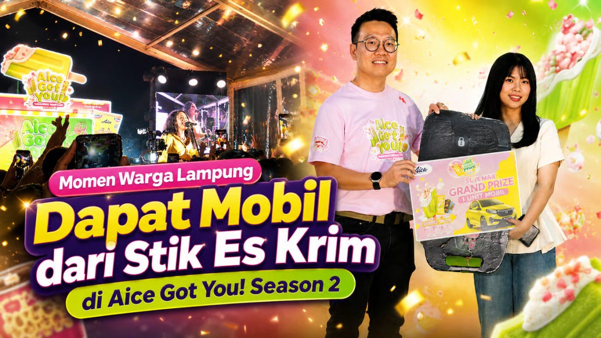 Warga Lampung Fiska Oktaviani menerima hadiah mobil dari program Aice Stick Berhadiah dalam rangkaian acara Aice Got You! Panggung Crispymu! Season 2 di Bandar Lampung.