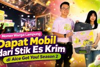 Warga Lampung Fiska Oktaviani menerima hadiah mobil dari program Aice Stick Berhadiah dalam rangkaian acara Aice Got You! Panggung Crispymu! Season 2 di Bandar Lampung.