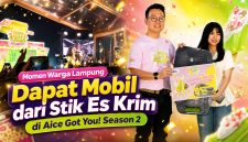 Warga Lampung Fiska Oktaviani menerima hadiah mobil dari program Aice Stick Berhadiah dalam rangkaian acara Aice Got You! Panggung Crispymu! Season 2 di Bandar Lampung.