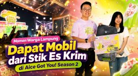 Warga Lampung Fiska Oktaviani menerima hadiah mobil dari program Aice Stick Berhadiah dalam rangkaian acara Aice Got You! Panggung Crispymu! Season 2 di Bandar Lampung.