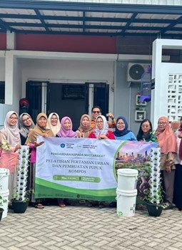 Polinela Latih Warga Labuhan Ratu Olah Sampah Jadi Kompos dan Kembangkan Urban Farming, Dukung Ketahanan Pangan Keluarga