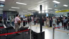 Vok Pop Music on Track di Stasiun LRT Cawang