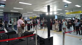 Vok Pop Music on Track di Stasiun LRT Cawang