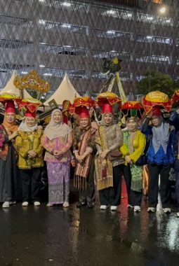 Wali Kota Eva Dwiana Hadiri Festival Karnaval Nusantara pada Rakernas XVIII APEKSI di Medan