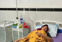Nur Aisyah (40) saat menjalani perawatan di Klinik Bunda Tika, Desa Pemulihan, Kecamatan Way Sulan, Kabupaten Lampung Selatan, Minggu (5/7/2026). (Doc. Lilis)
