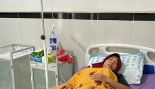 Nur Aisyah (40) saat menjalani perawatan di Klinik Bunda Tika, Desa Pemulihan, Kecamatan Way Sulan, Kabupaten Lampung Selatan, Minggu (5/7/2026). (Doc. Lilis)