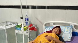 Nur Aisyah (40) saat menjalani perawatan di Klinik Bunda Tika, Desa Pemulihan, Kecamatan Way Sulan, Kabupaten Lampung Selatan, Minggu (5/7/2026).  (Doc. Lilis)