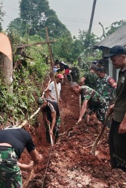 Hari Kedua TMMD ke-129, TNI dan Warga Kebut Pembangunan Infrastruktur di Kelurahan Pinang Jaya