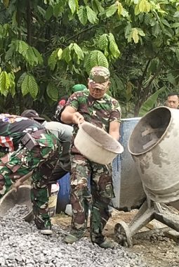 Babinsa Koramil 410-02/TBS Gotong Royong Bersama Warga Cor Jalan di Pinang Jaya, Perkuat Kemanunggalan TNI-Rakyat