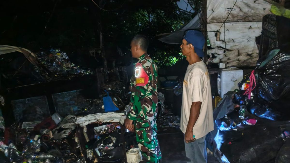 Kesigapan seorang Babinsa bersama warga berhasil mencegah kebakaran gudang rongsok di Kota Bandar Lampung meluas. Peristiwa yang terjadi di Jalan Singosari RT 18/LK II, Kelurahan Gedong Air, Kecamatan Tanjungkarang Barat, Selasa (14/7/2026)