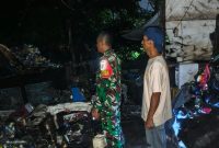 Kesigapan seorang Babinsa bersama warga berhasil mencegah kebakaran gudang rongsok di Kota Bandar Lampung meluas. Peristiwa yang terjadi di Jalan Singosari RT 18/LK II, Kelurahan Gedong Air, Kecamatan Tanjungkarang Barat, Selasa (14/7/2026)