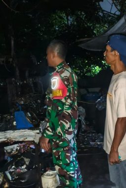 Babinsa Gerak Cepat, Kebakaran Gudang Rongsok di Bandar Lampung Padam dalam 10 Menit