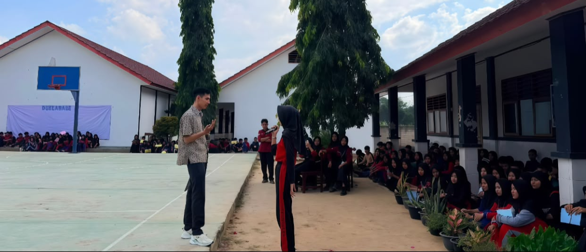 Salah Satu Perserta MPLS SMAN 1 Tanjungsari, Kabupaten Lampung Selatan, Sedang Menjawab Pertanyaan dari Pimpinan Perusahaan Ruangpena.com (Doc. Ruangpena.com)