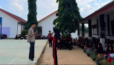 Salah Satu Perserta MPLS SMAN 1 Tanjungsari, Kabupaten Lampung Selatan, Sedang Menjawab Pertanyaan dari Pimpinan Perusahaan Ruangpena.com (Doc. Ruangpena.com)