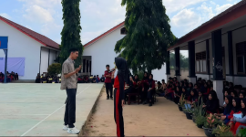 Salah Satu Perserta MPLS SMAN 1 Tanjungsari, Kabupaten Lampung Selatan, Sedang Menjawab Pertanyaan dari Pimpinan Perusahaan Ruangpena.com (Doc. Ruangpena.com)