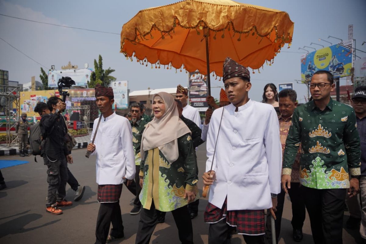 Pemerintah Kota Bandar Lampung menggelar Festival Kendaraan Hias dan Pawai Budaya dalam rangka memeriahkan Hari Ulang Tahun (HUT) ke-344 Kota Bandar Lampung,