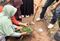 Tim Pengabdian Polinela melaksanakan kegiatan bertajuk "Implementasi Lubang Resapan Biopori sebagai Upaya Konservasi Air dan Pengelolaan Sampah Organik pada Kelompok Wanita Tani Desa Sungai Langka, Pesawaran.
