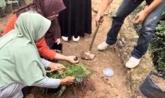 Polinela Kenalkan Teknologi Biopori kepada KWT Desa Sungai Langka, Dorong Konservasi Air dan Pengelolaan Sampah Organik