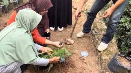 Tim Pengabdian Polinela melaksanakan kegiatan bertajuk "Implementasi Lubang Resapan Biopori sebagai Upaya Konservasi Air dan Pengelolaan Sampah Organik pada Kelompok Wanita Tani Desa Sungai Langka, Pesawaran.