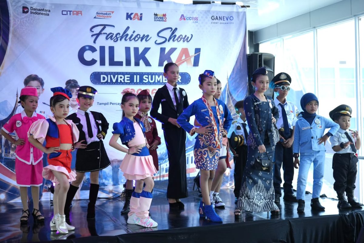 KAI Divre II Sumbar menggelar Fashion Show Cilik di Sky Bridge Stasiun Bandara Internasional Minangkabau (BIM). 