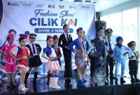 KAI Divre II Sumbar menggelar Fashion Show Cilik di Sky Bridge Stasiun Bandara Internasional Minangkabau (BIM).