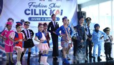 KAI Divre II Sumbar menggelar Fashion Show Cilik di Sky Bridge Stasiun Bandara Internasional Minangkabau (BIM).